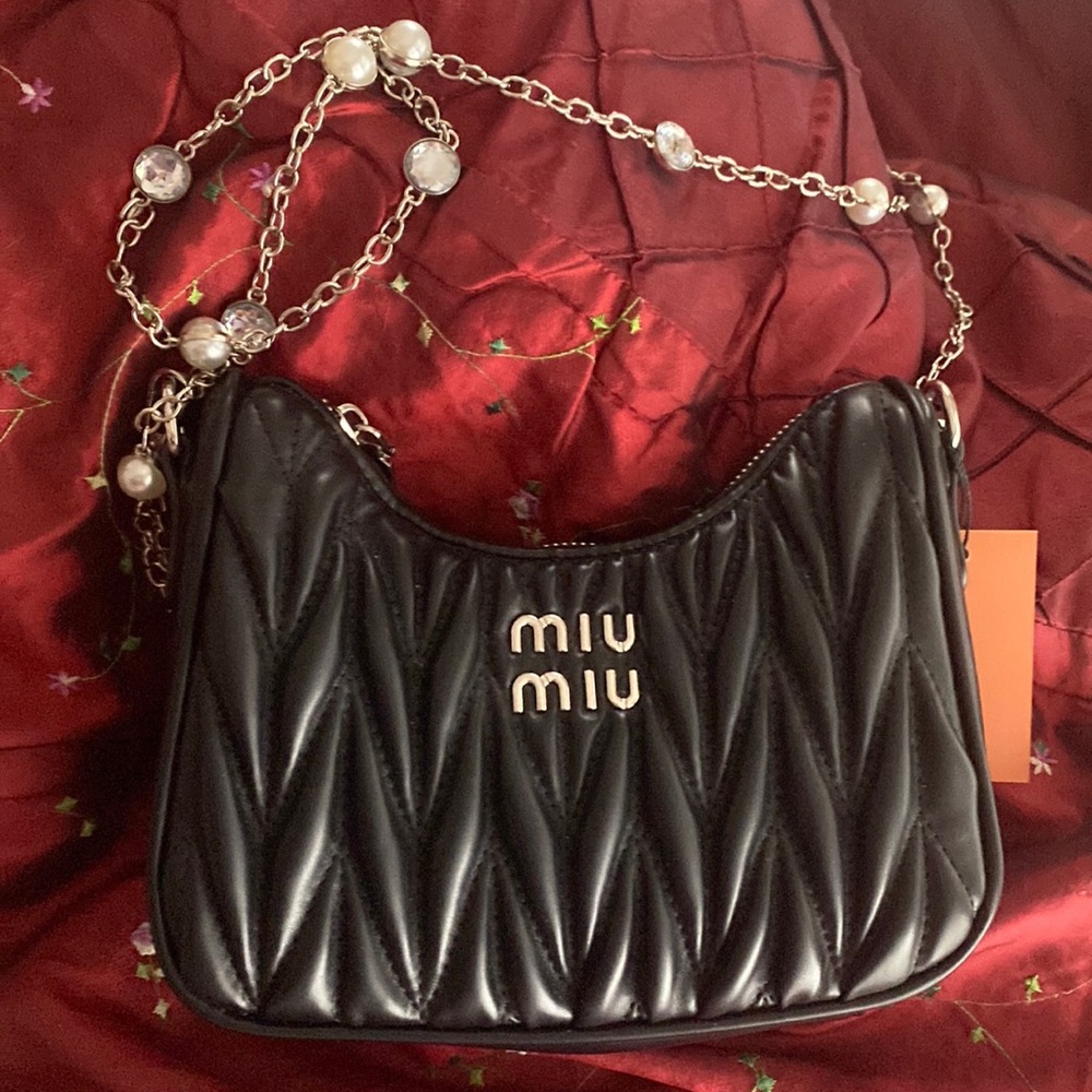 MIU MIU PURSE WITH CHAIN AND TAGS. NO DUSTBAG. BRAND NEW !